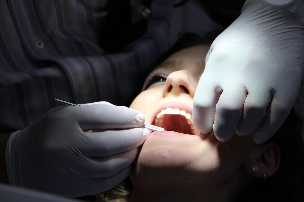 Uszkodzone zęby – co z nimi zrobić?