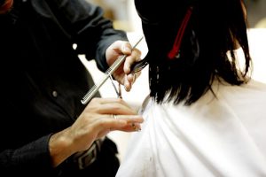 Jak wybrać sprzęt do salonu fryzjerskiego i kosmetycznego?
