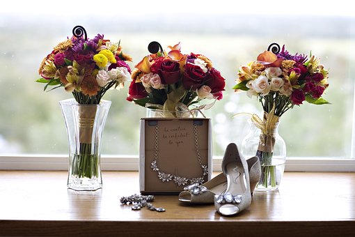 Kwiaty na ślub i wesele – kiedy i gdzie zamówić dekoracje?