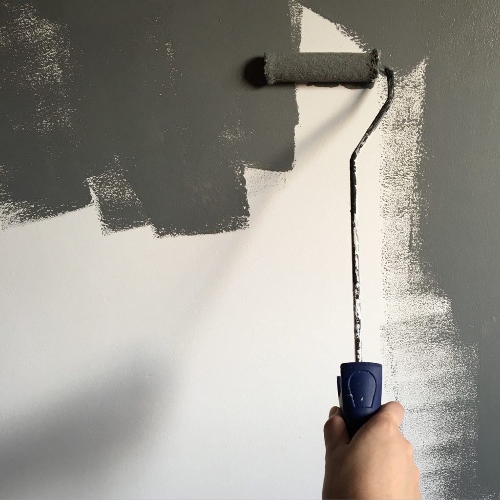 Gruntowanie ścian przed malowaniem