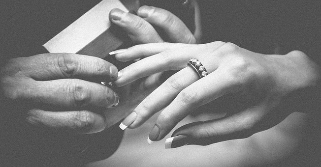 Jak wybrać pierścionek zaręczynowy bez gafy?